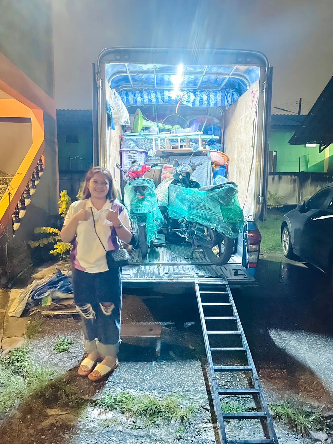 ลูกค้ากับรถกระบะตู้ทึบที่บรรทุกของสำหรับงานขนส่งช่วงกลางคืน